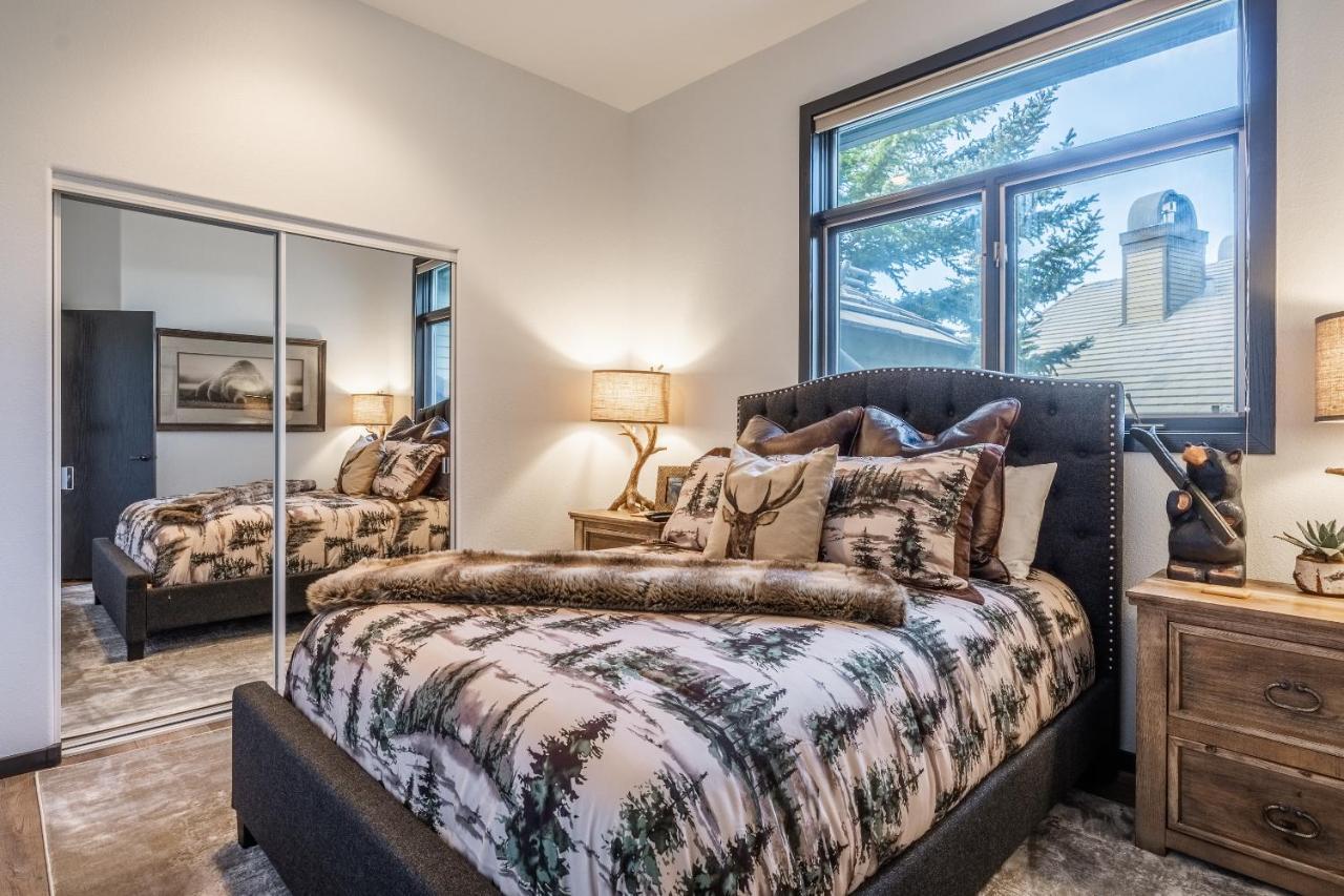 Great Views Fully Renovated Luxury 4 Bedroom 3 Full Bathrooms And Half Bath Snowcreek 732 Phase V
