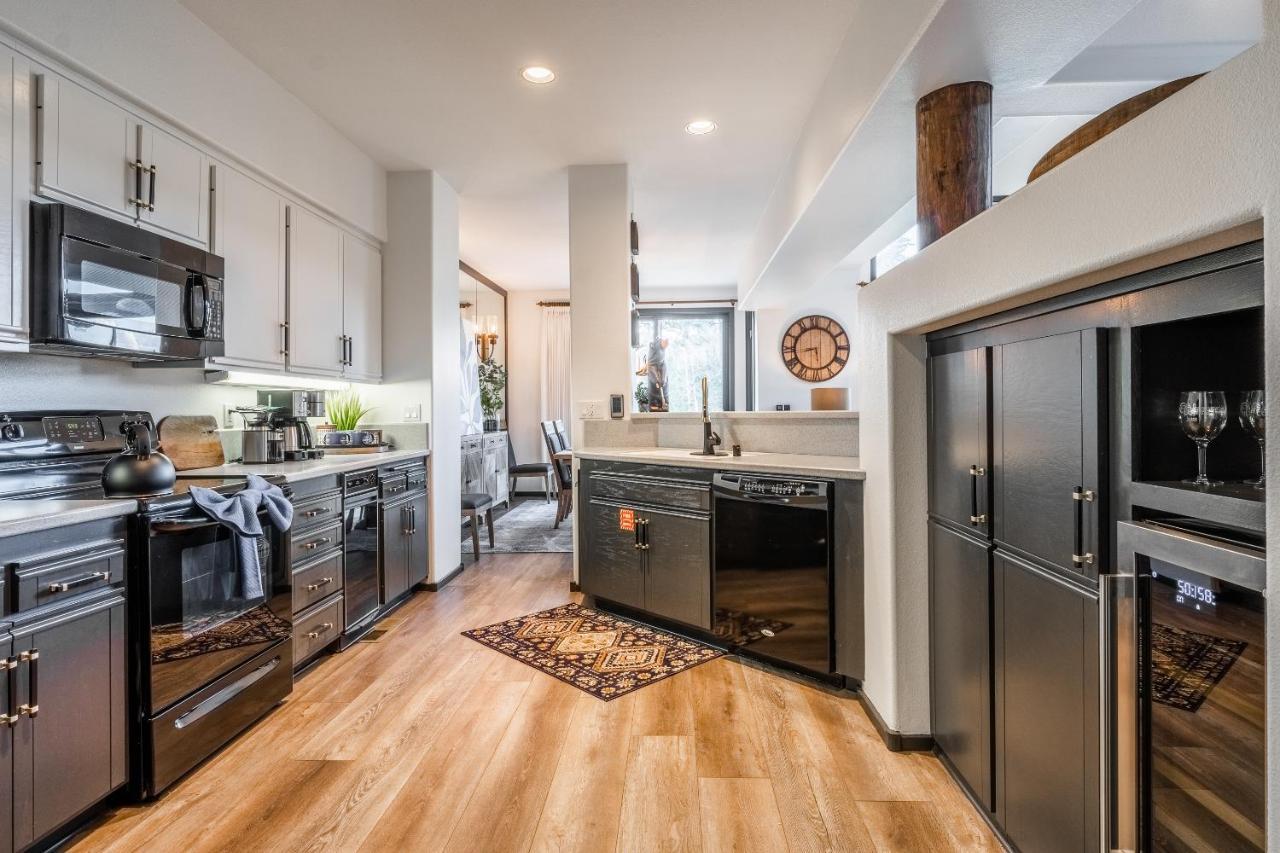 Great Views Fully Renovated Luxury 4 Bedroom 3 Full Bathrooms And Half Bath Snowcreek 732 Phase V